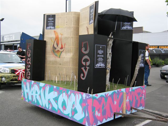 sustainifable kiwi » Christmas Journey floats in Santa Parade